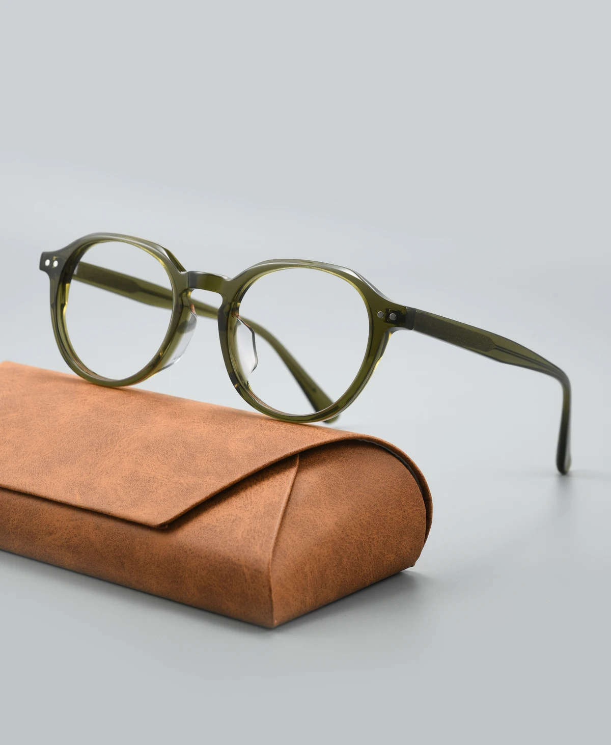 Catalog angle view of acetate eyeglass frame GGF6004BJZ with a display case